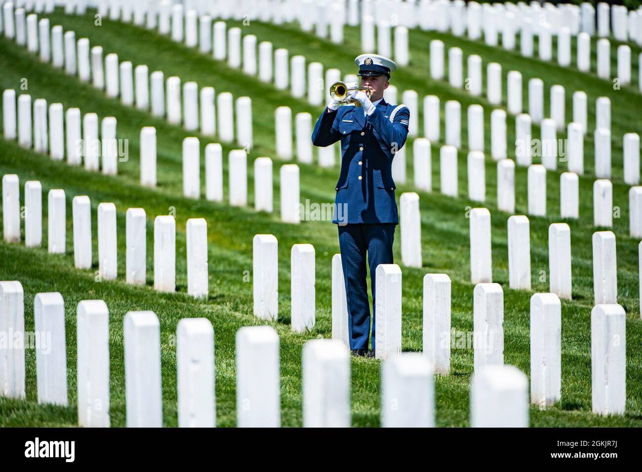 Les membres de la Garde côtière américaine honorent Guard, un batteur de la bande de cérémonie de la Marine américaine, et le peloton de poisson du 3D U.S. Infantry Regiment (The Old Guard), effectuent des funérailles militaires modifiées avec l'escorte funéraire pour l'ADM arrière de la Garde côtière américaine à la retraite. Marshall E. Gilbert, section 33 du cimetière national d'Arlington, Arlington (Virginie), 6 mai 2021. Gilbert a été un chef de file éminent de la Garde côtière américaine et a contribué à la création des normes techniques pour les communications électroniques, la navigation et les alertes de détresse utilisées dans le monde entier. Le conjoint de Gilbert, Melinda Gilbert, a reçu le fla Banque D'Images