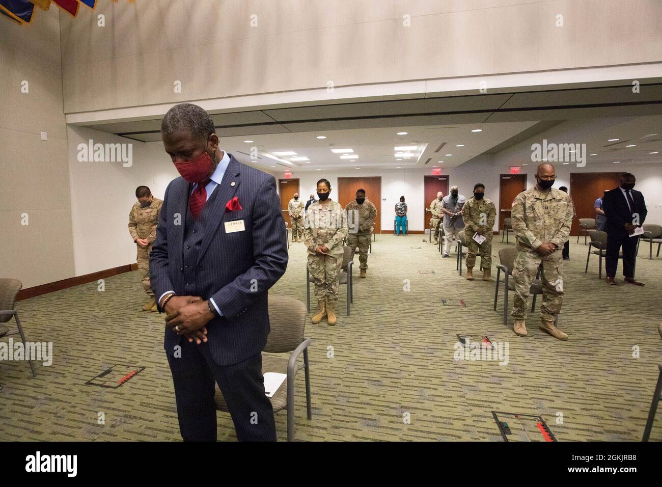 Le personnel militaire central de l'Armée des États-Unis, à la fois militaire et civil, et les invités se sont inclinés la tête lors d'une prière de groupe, au quartier général de l'USARCENT, à la base aérienne de Shaw, à Sumter, en Caroline du Sud, le 6 mai 2021. La Journée nationale de prière est une journée annuelle d'observance qui s'est tenue le premier jeudi de mai, désignée par le Congrès des États-Unis pour réfléchir et méditer sur Dieu par la prière. Banque D'Images