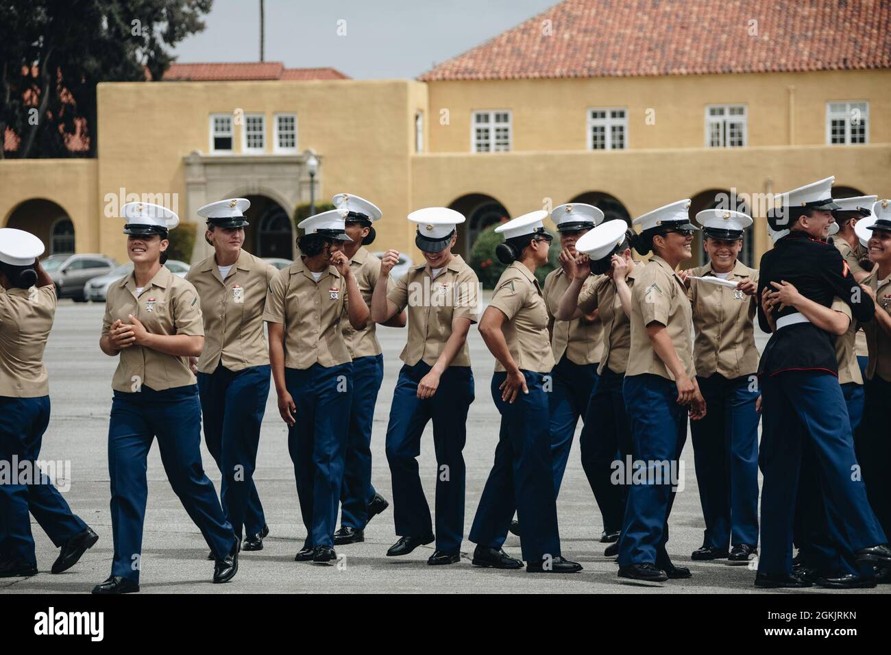 Les Marines des États-Unis avec le peloton 3241, Compagnie Lima, 3e Bataillon d'entraînement de recrutement, tombent de leur formation finale de recrutement lors de la cérémonie de remise des diplômes de la Compagnie Lima à bord du dépôt de recrutement du corps des Marines San Diego, le 6 mai 2021. La remise des diplômes a eu lieu à la fin de la transformation de 13 semaines, y compris l'entraînement pour l'exercice, le tir au but, les compétences de base au combat, et les coutumes et traditions du corps des Marines. Banque D'Images