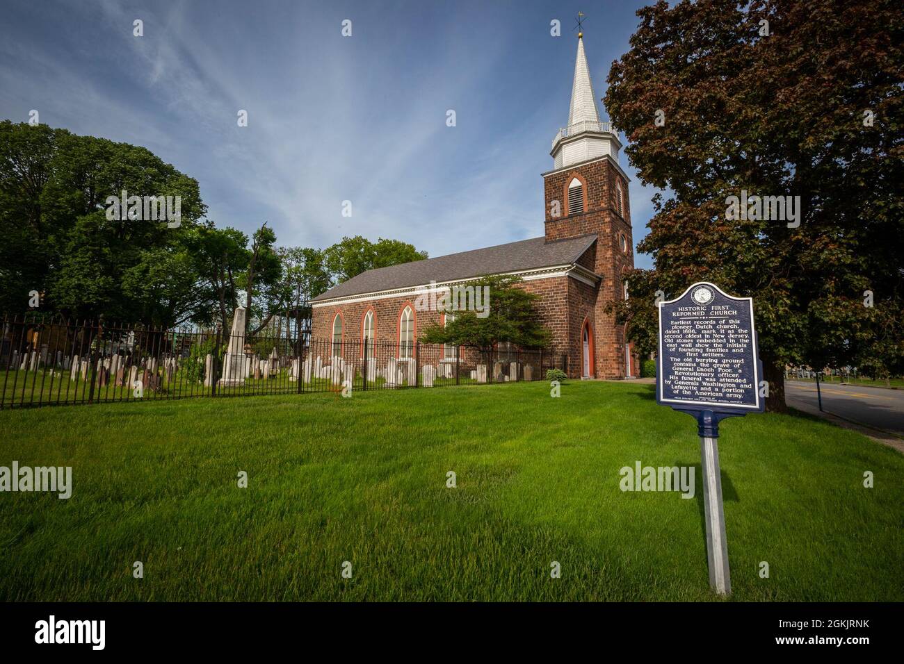 Vue de la première église néerlandaise réformée à Hackensack, N.J., 6 mai 2021. L'église est également appelée « la vieille église sur le vert ». Le cimetière est l'emplacement de Brig. La tombe du général Enoch Poor. Les pauvres ont servi dans l'armée continentale pendant la guerre d'indépendance. Avant sa mort, il servit sous le marquis de Lafayette. Banque D'Images