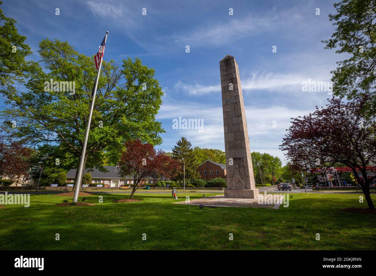 Vue du côté nord du monument commémoratif Camp Merritt à Cresskill, N.J., 6 mai 2021. L’obélisque de 66 pieds, qui a marqué le centre du camp, est dédié aux soldats qui se sont embarqués dans le camp pour combattre en Europe pendant la première Guerre mondiale. Les 573 soldats inscrits sur les côtés est et ouest du monument sont les noms des soldats, quatre infirmières et un civil sont morts au camp en raison de l'épidémie de grippe de 1918. Du côté nord se trouve un relief sculpté par Robert I. Aitken d'un garçon de la première Guerre mondiale. Directement en face se trouve une carte de sculpture en pierre dimensionnelle de Camp Merritt. Le monument a été dédié Banque D'Images