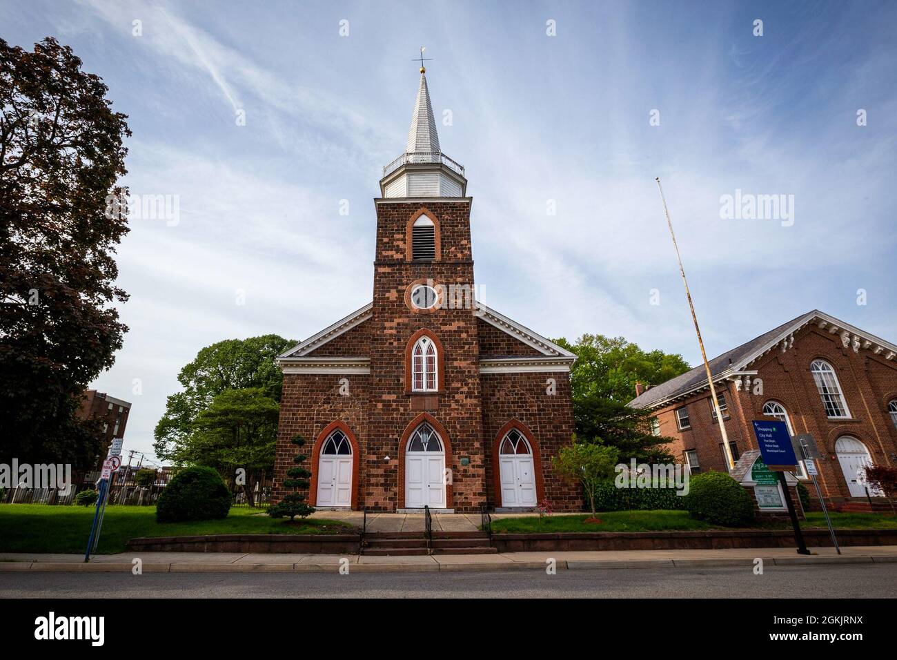 Vue de la première église néerlandaise réformée à Hackensack, N.J., 6 mai 2021. L'église est également appelée « la vieille église sur le vert ». Le cimetière est l'emplacement de Brig. La tombe du général Enoch Poor. Les pauvres ont servi dans l'armée continentale pendant la guerre d'indépendance. Avant sa mort, il servit sous le marquis de Lafayette. Banque D'Images