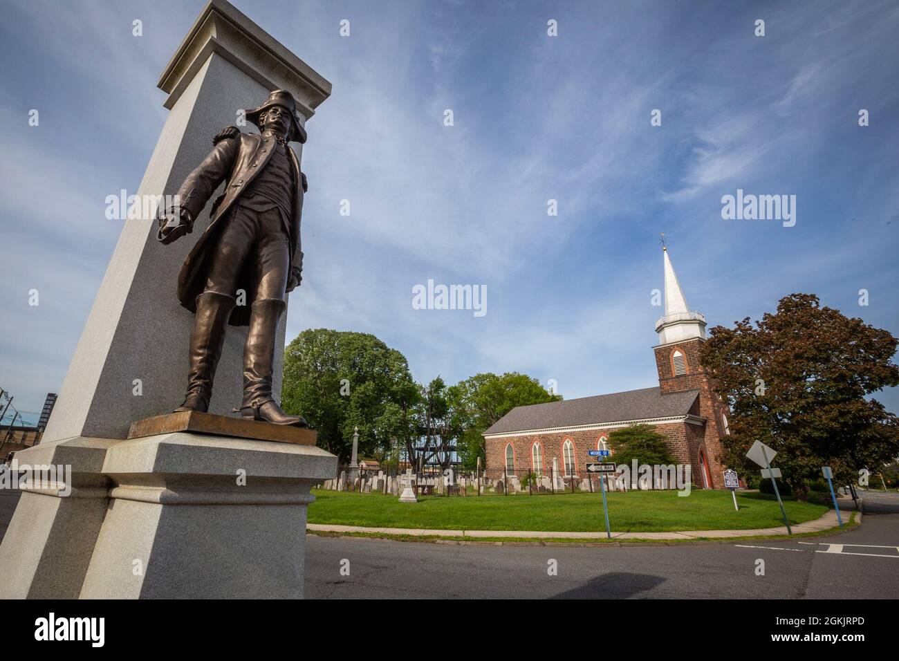 Statue de Brig. Le général Enoch Poor à l'intersection à côté de la première église néerlandaise réformée à Hackensack, N.J., 6 mai 2021. Les pauvres ont servi dans l'armée continentale pendant la guerre d'indépendance. Avant sa mort, il servit sous le marquis de Lafayette. Il est enterré dans le cimetière de l’église. Banque D'Images