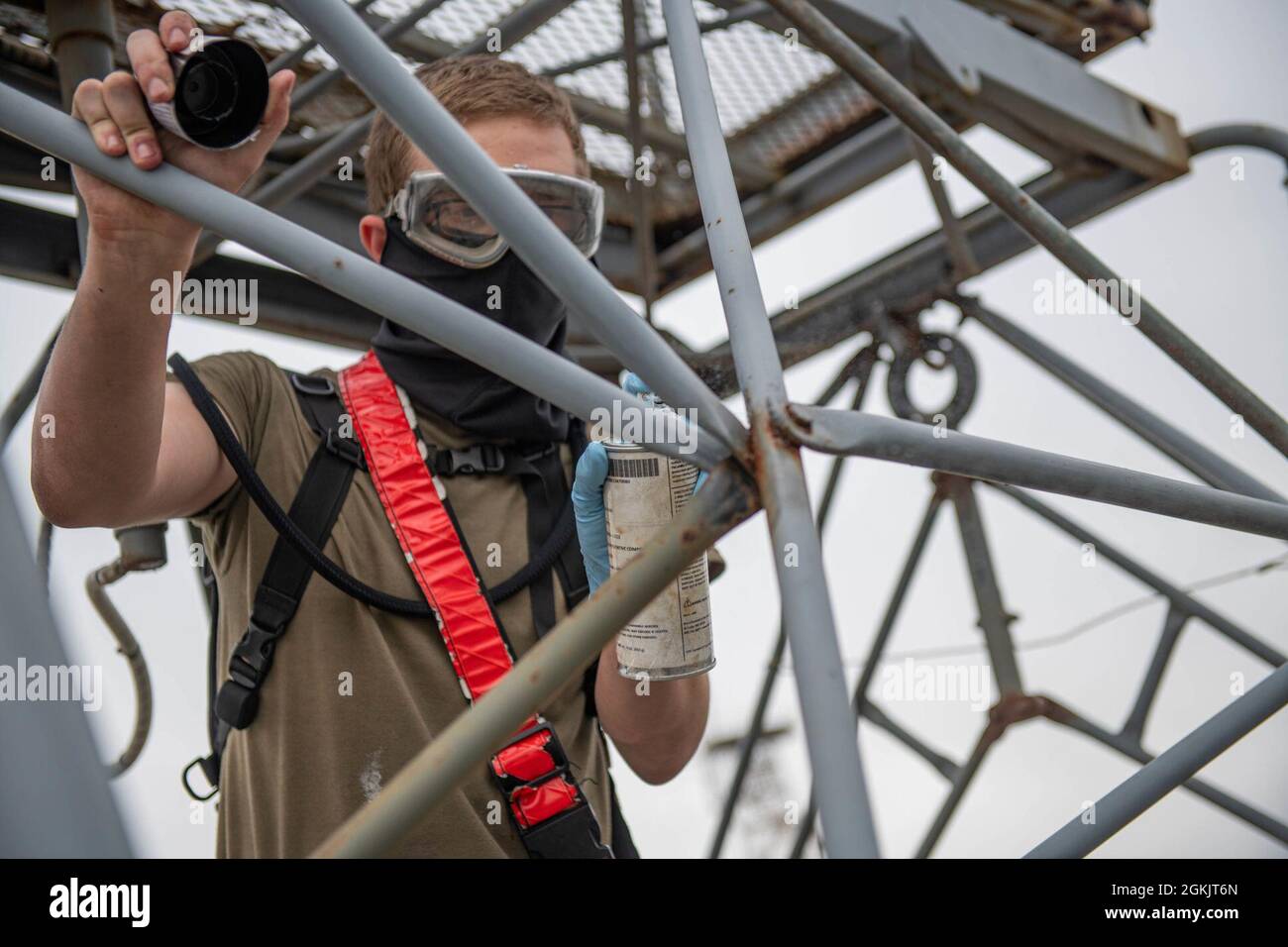 Airman de 1re classe Kellen Hoogerwerf, un 18e Escadron de maintenance d'équipement, apprenti de vol d'équipement aérospatial au sol, applique un spray antirouille à une pièce d'équipement de la base aérienne de Kadena, au Japon, le 6 mai 2021. Le spray préventif est appliqué sur les joints aux endroits où les écrous et les boulons se rencontrent, l'une des zones les plus courantes pour la rouille. Banque D'Images