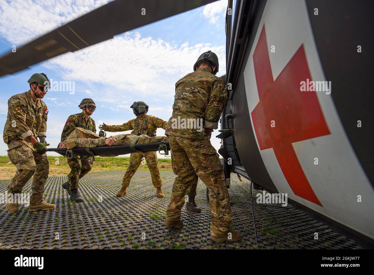 Des soldats de la 11e Compagnie médicale néerlandaise (assaut aérien) chargent des victimes simulées sur un HH-60M MEDEVAC Blackhawk appartenant à Charlie Company, 2e Bataillon de l'aviation de soutien général, 1re Brigade de l'aviation de combat, pendant Swift Response 21, mai. 7, 2021, à Mihail Kogalniceanu, Roumanie. Defender-Europe 21 intègre environ 28,000 forces américaines, alliées et partenaires de 27 pays pour renforcer leur état de préparation et mener des opérations simultanées dans plus d'une douzaine de pays. Banque D'Images