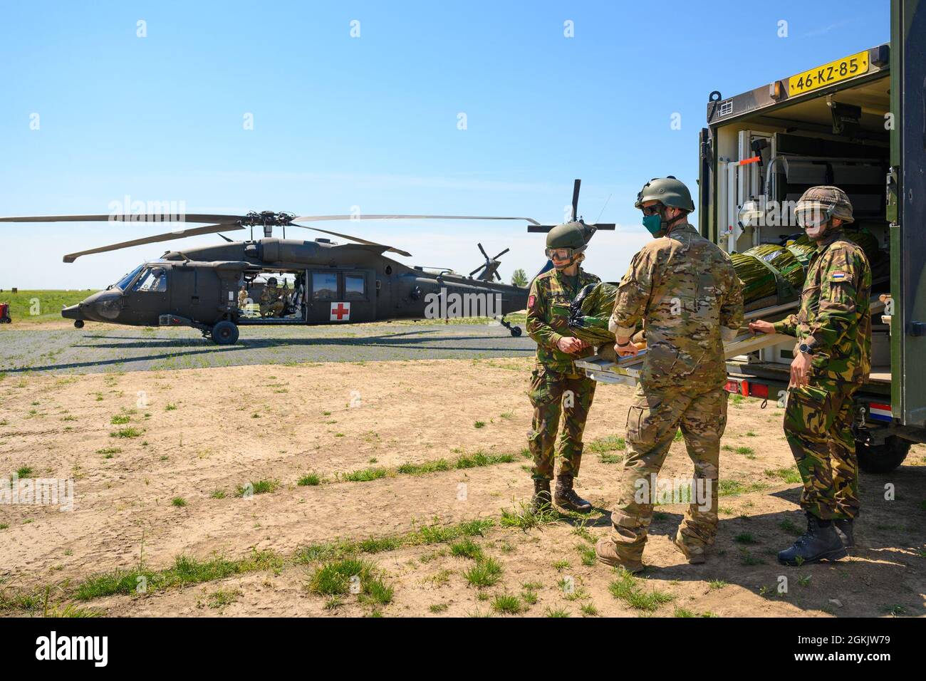 Des soldats de la 11ème compagnie médicale néerlandaise (Air Assault) déchargent des patients dans la zone d'atterrissage lors d'un exercice de répétition MEDEVAC à Swift Response 21, mai. 7, 2021, à Mihail Kogalniceanu, Roumanie. Defender-Europe 21 intègre environ 28,000 forces américaines, alliées et partenaires de 27 pays pour renforcer leur état de préparation et mener des opérations simultanées dans plus d'une douzaine de pays. Banque D'Images