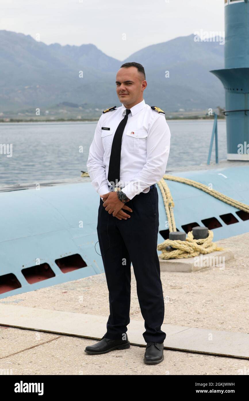 Le lieutenant Eldi Ormeni, officier exécutif de la marine albanaise et officier de liaison militaire, pose pour une photo à côté d'un sous-marin désaffecté sur un quai à la base navale de Pasha Limon, où il a escorté un groupe de soldats américains pour observer l'entraînement de l'armée américaine et des plongeurs albanais ensemble le 7 mai, 2021, dans le cadre des exercices DEFENDER-Europe 21 près de Vlore, Albanie. DEFENDER-Europe 21 est un exercice à grande échelle dirigé par l'armée américaine, conçu pour renforcer la préparation et l'interopérabilité entre les États-Unis, les alliés de l'OTAN et les militaires partenaires. Cette année, plus de 28,000 forces multinationales de 26 pays mèneront près de Banque D'Images