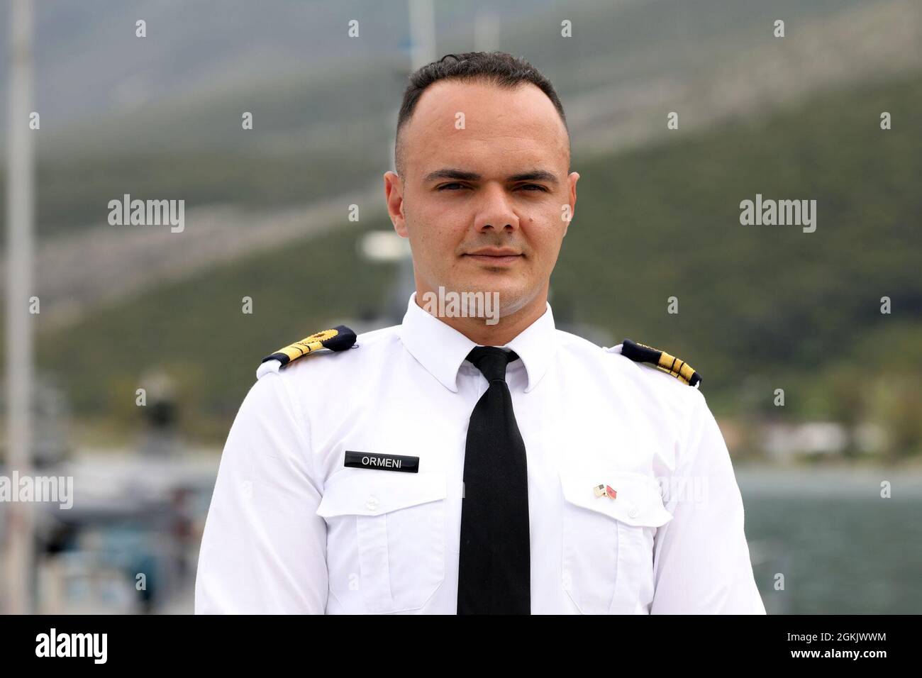 Le Lt Eldi Ormeni, officier exécutif de la marine albanaise et officier de liaison militaire, pose pour une photo sur un quai à la base navale de Pasha Limon le 7 mai 2021, lors d'une formation de plongée de l'armée américaine et de l'Albanie dans le cadre des exercices DEFENDER-Europe 21 près de Vlore, en Albanie. DEFENDER-Europe 21 est un exercice à grande échelle dirigé par l'armée américaine, conçu pour renforcer la préparation et l'interopérabilité entre les États-Unis, les alliés de l'OTAN et les militaires partenaires. Cette année, plus de 28,000 forces multinationales de 26 pays mèneront des opérations presque simultanées dans plus de 30 zones d'entraînement dans plus d'une douzaine de pays Banque D'Images