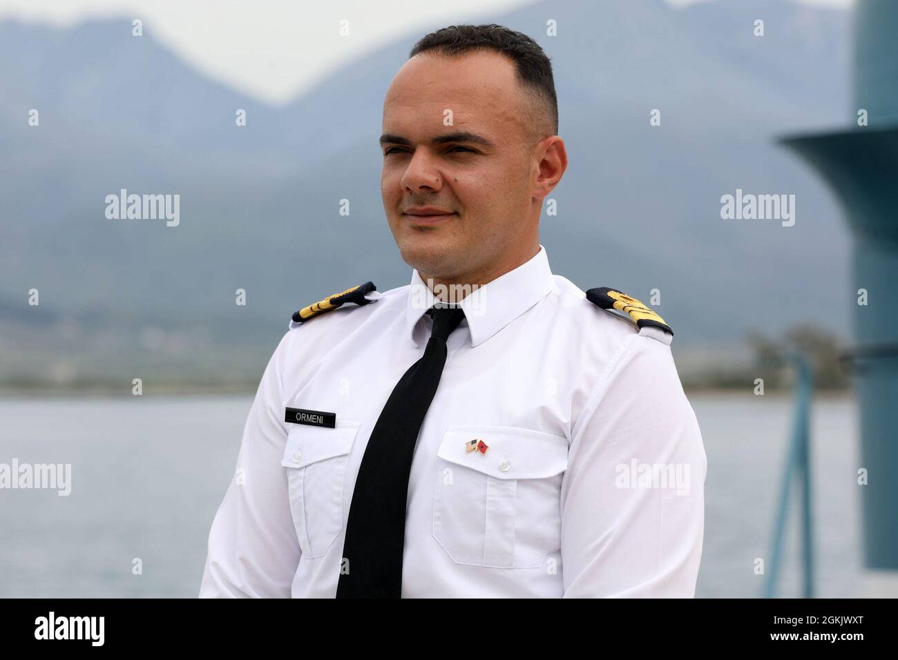 Le lieutenant Eldi Ormeni, officier exécutif de la marine albanaise et officier de liaison militaire, pose une photo sur un quai à la base navale de Pasha Limon, où il a escorté un groupe de soldats américains pour observer ensemble l'armée américaine et les plongeurs albanais s'entraîner ensemble le 7 mai, 2021,dans le cadre de DEFENDER-Europe 21 exercices juste au sud de Vlore, Albanie. DEFENDER-Europe 21 est un exercice à grande échelle dirigé par l'armée américaine, conçu pour renforcer la préparation et l'interopérabilité entre les États-Unis, les alliés de l'OTAN et les militaires partenaires. Cette année, plus de 28,000 forces multinationales de 26 pays mèneront des opérations quasi simultanées Banque D'Images