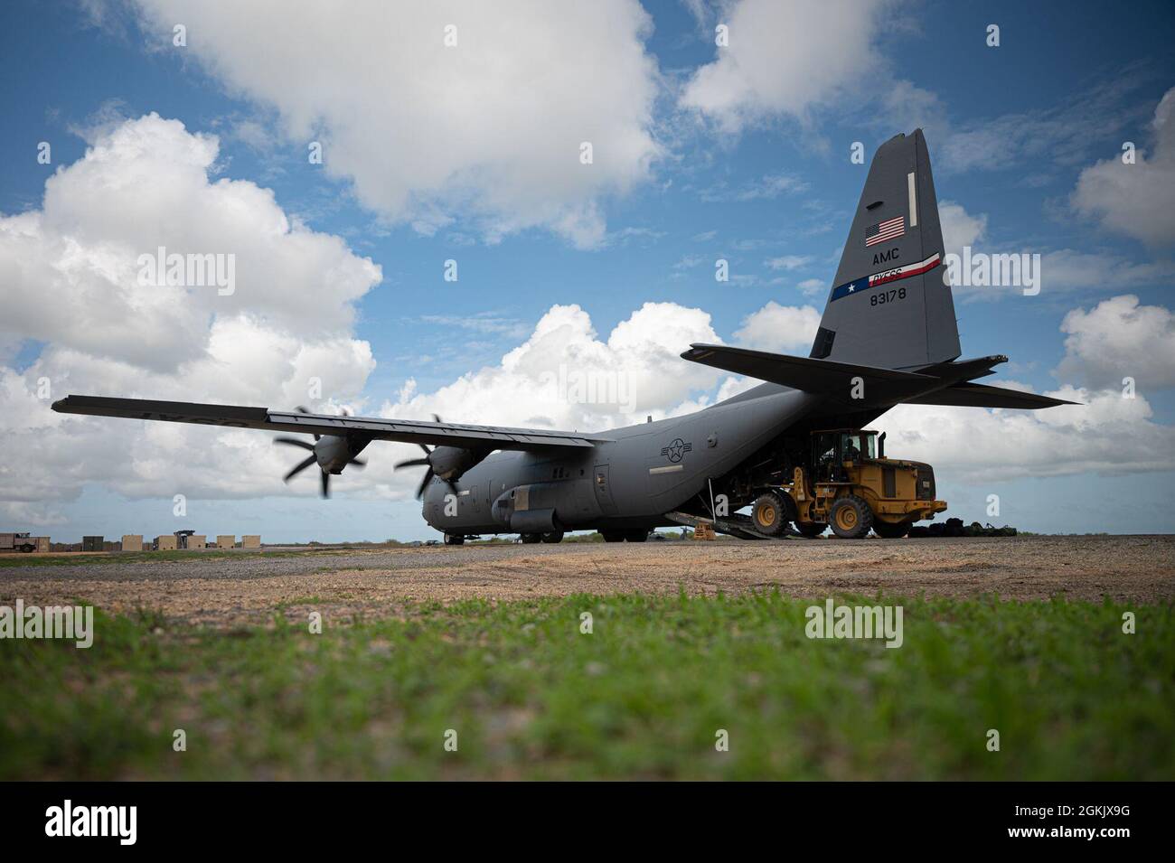 Les membres du 75e Escadron de transport aérien expéditionnaire transfèrent des cargaisons à bord d'un C-130J Super Hercules du Camp Lemonnier, à Djibouti, à Manda Bay, au Kenya, en mai. 7, 2021. Le 75e SAE soutient la Force opérationnelle conjointe combinée - Corne de l'Afrique (CJTF-HOA) avec des évacuations médicales, des secours en cas de catastrophe, des opérations humanitaires et des opérations de chute d'air. Banque D'Images