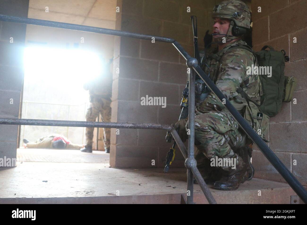 Un soldat de l'armée britannique 4 fusils, tire la sécurité lors d'un assaut sur un objectif dans une zone d'entraînement à Brecon, au Royaume-Uni. La formation faisait partie de l’exercice conjoint « Bold Legion », qui a réuni les deux équipes pour établir les fondations d’une relation continue. Banque D'Images