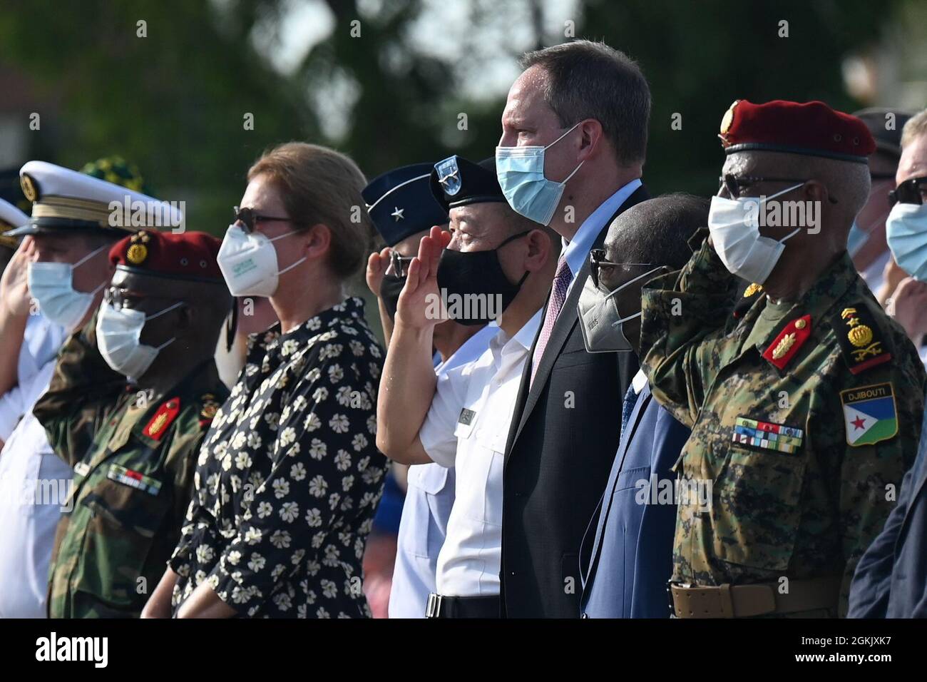 Le général de division Lapthe Flora de l'armée américaine, commandant général de la Force opérationnelle interarmées combinée – Corne de l'Afrique (CJTF-HOA), l'ambassadeur américain Jonathan Pratt et d'autres visiteurs distingués rendent hommage lors d'une commémoration de la Seconde Guerre mondiale à la base militaire française de Djibouti, le 8 mai 2021. Le général Charles de Gaulle, qui a dirigé les forces françaises pendant la guerre, a déclaré la victoire des armées alliées et des Nations Unies sur l'Allemagne, le 8 mai 1945. Banque D'Images