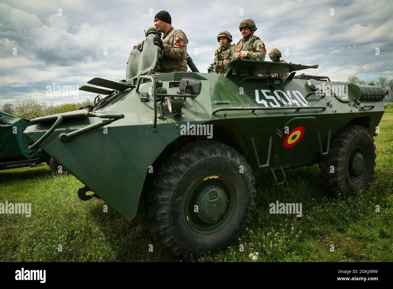 Les soldats roumains affectés aux Black Wolves, 151e Bataillon d'infanterie, se préparent à se rendre à un poste de contrôle lors de la réponse Swift 21 à Boboc, Roumanie, le 8 mai 2021. SWIFT Response 21 est un exercice lié au Defender 21, un exercice annuel à grande échelle mené par l'armée américaine et mené conjointement par l'armée de terre, un exercice multinational conçu pour renforcer la préparation et l'interopérabilité entre les forces armées américaines, de l'OTAN et des partenaires. Banque D'Images