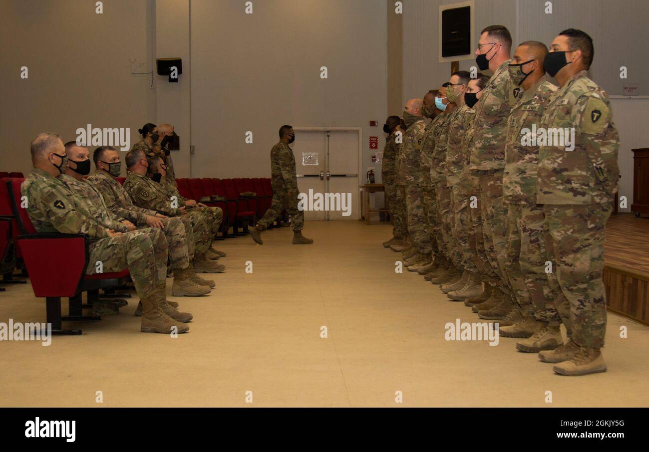 Les soldats du signal de l'armée américaine, 36e Division d'infanterie de la Force opérationnelle Spartan, sont prêts à recevoir l'ordre de bronze de Mercure devant les invités d'honneur, le 8 mai 2021, à la chapelle de la zone 1 sur le camp Arifjan, au Koweït. Le prix a été remis aux membres de l’Association régimentaire du corps des transmissions qui avaient bien servi le régiment et qui ont contribué de manière significative aux activités de l’association dans la poursuite de ses objectifs. Banque D'Images