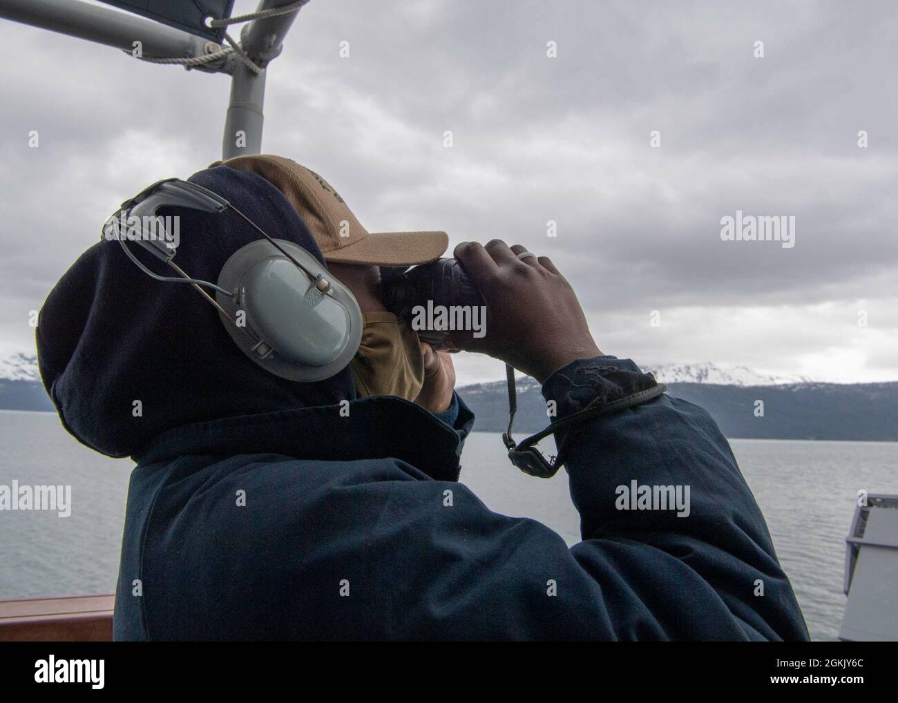 GOLFE DE L'ALASKA (8 mai 2021) le marin de la marine américaine Khadijah Odetola, de Brooklyn, N.Y., utilise des jumelles pour rechercher les contacts de surface d'une aile de pont le croiseur à missiles guidés de classe Ticonderoga USS Bunker Hill (CG 52), le 8 mai 2021, à l'appui de Northern Edge 2021. Environ 15,000 membres du service américain participent à un exercice de formation conjoint organisé par les forces aériennes du Pacifique des États-Unis du 3 au 14 mai 2021, à l'intérieur et au-dessus du complexe de la portée interarmées du Pacifique Alaska, du golfe de l'Alaska et de la zone d'activités maritimes temporaires. NE21 fait partie d'une série d'exercices de commandement américain Indo-Pacific conçus pour Sharp Banque D'Images