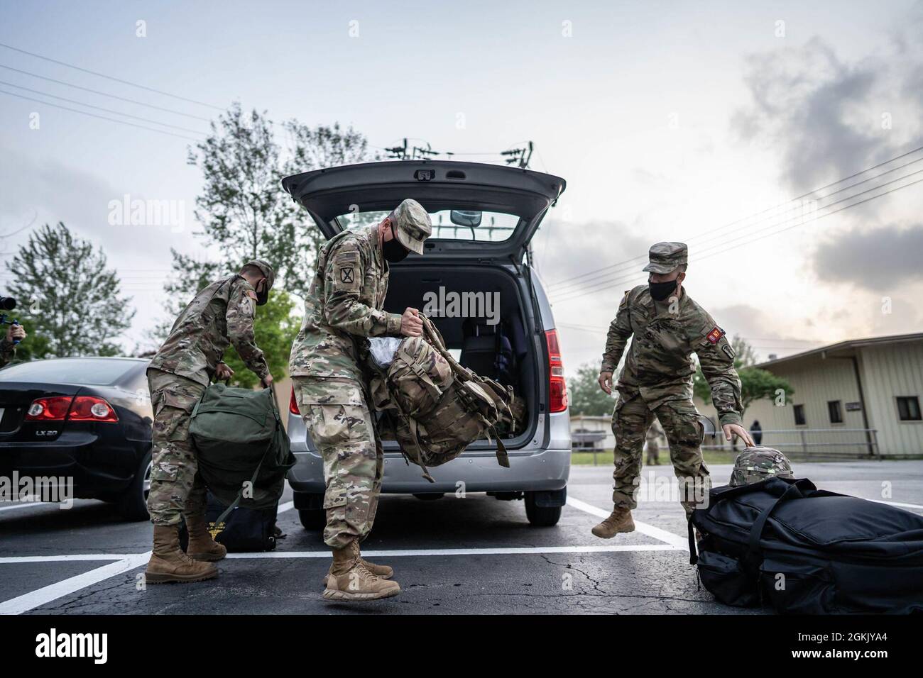 Les soldats déchargent leur équipement avant de procéder au traitement au Camp Casey, en Corée du Sud, le 8 mai 2021, en préparation à la huitième compétition militaire 2021 du meilleur guerrier. Cette année, la compétition est composée de 32 soldats de huit unités différentes. Banque D'Images