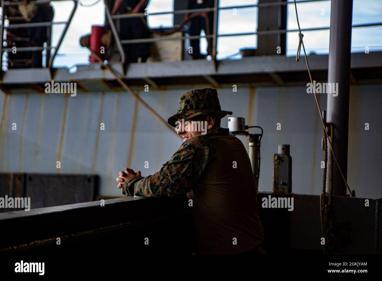 20210508-M-TT571-1146 PINHIERO DA CRUZ (Portugal) (le 9 mai 2021) le capitaine Kory Fitzpatrick regarde par le pont du quai de la classe Harpers Ferry USS carter Hall (LSD 50) de Landing Craft Utility (LCU) 1661 tout en effectuant des atterrissages sur la plage pendant le CONTEX-PHIBEX, Un exercice amphibie bilatéral entre les services de la marine américaine et portugaise, le 9 mai 2021. La 24e unité expéditionnaire maritime, qui s'est lancée avec le Iwo Jima Amphiobie Ready Group, est déployée dans la zone d'opérations de la Sixième flotte des États-Unis pour soutenir les intérêts de sécurité nationale des États-Unis en Europe et en Afrique. Banque D'Images