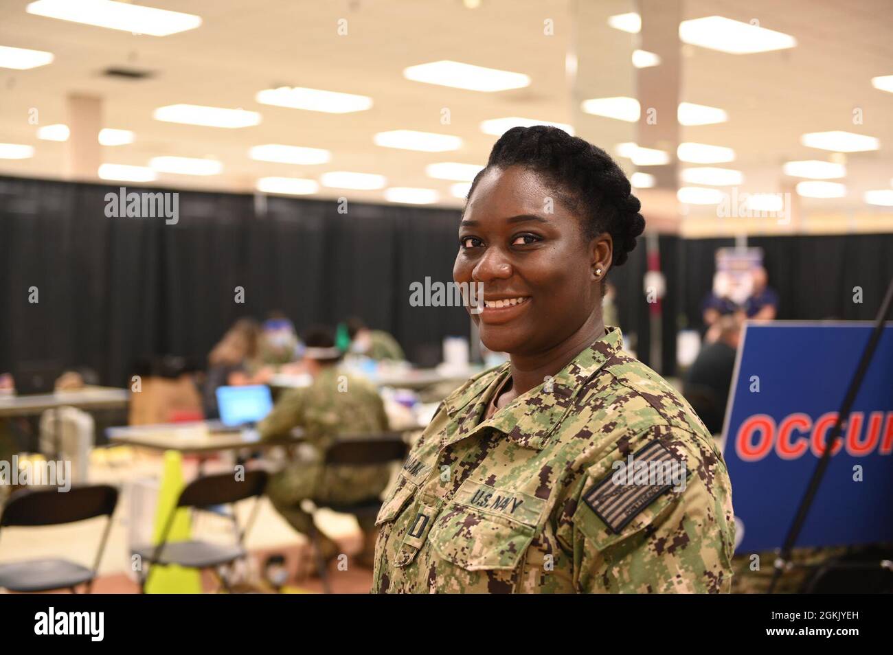 NORFOLK, Virginie (09 mai 2021) – environ 120 marins du Commandement de l'état de préparation et de l'entraînement médicaux de la Marine (NMRTC) Portsmouth, Et les escadrons de sécurité expéditionnaire des Maritimes se sont déployés ensemble au Centre communautaire de vaccination (CVC) de l'ancien Macy's au Military Circle Mall à Norfolk, dans le cadre de la Federal Vaccine Response. Dix infirmières du NMRTC supervisent le processus de vaccination au centre. Banque D'Images