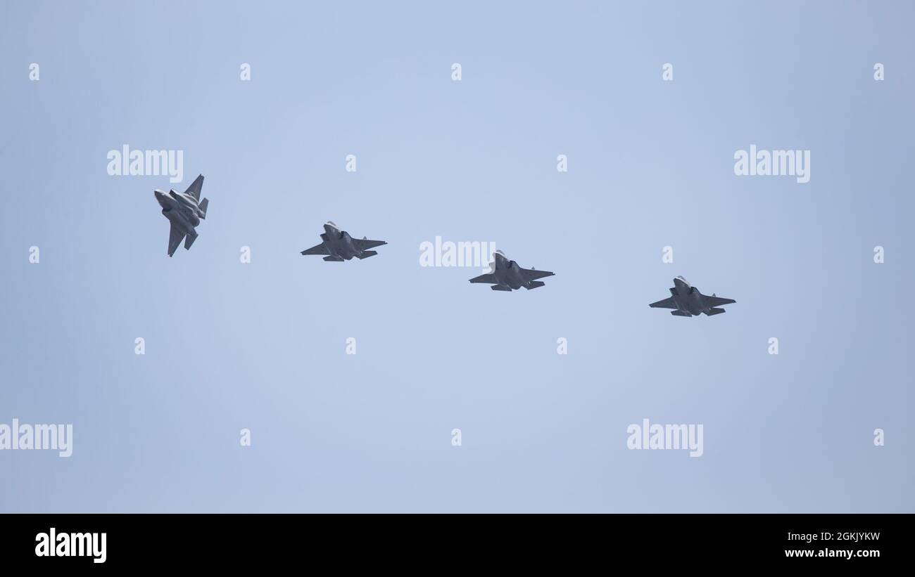 Quatre nouveaux F-35B Lightning II avec le Marine Fighter Attack Squadron (VMFA) 242 arrivent à la station aérienne du corps des Marines Iwakuni (Japon), le 9 mai 2021. L'arrivée de ces aéronefs fait partie d'un processus de transition continu vers un escadron de 5e génération capable de soutenir un large éventail de missions dans la région Indo-Pacifique. Banque D'Images