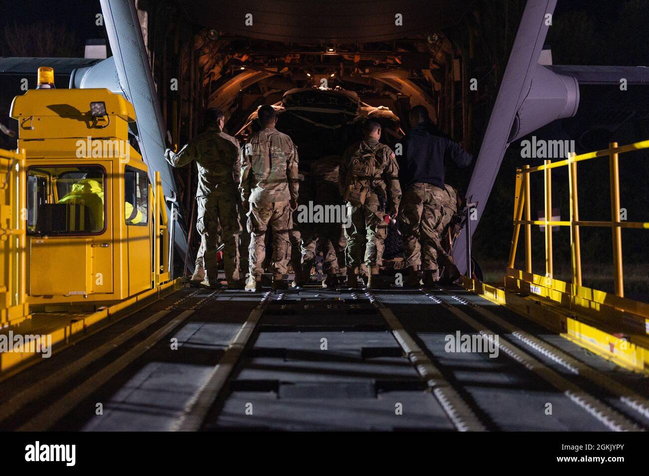 Les aviateurs de la Réserve aérienne des États-Unis affectés à la 133e Escadre de transport aérien, Garde nationale aérienne du Minnesota, chargent de l'équipement lourd sur un avion Hercules C-130H au cours de l'exercice Swift Response 21 à la base aérienne de Pápa, en Hongrie, le 9 mai 2021. À l'appui de la Stratégie de défense nationale et des objectifs de dissuasion de l'OTAN, Swift Response 21 a construit la préparation stratégique en mobilisant et en déployant des forces, en les soutenant dans un environnement d'entraînement de crise et en les redéployant une fois leur mission terminée. Banque D'Images