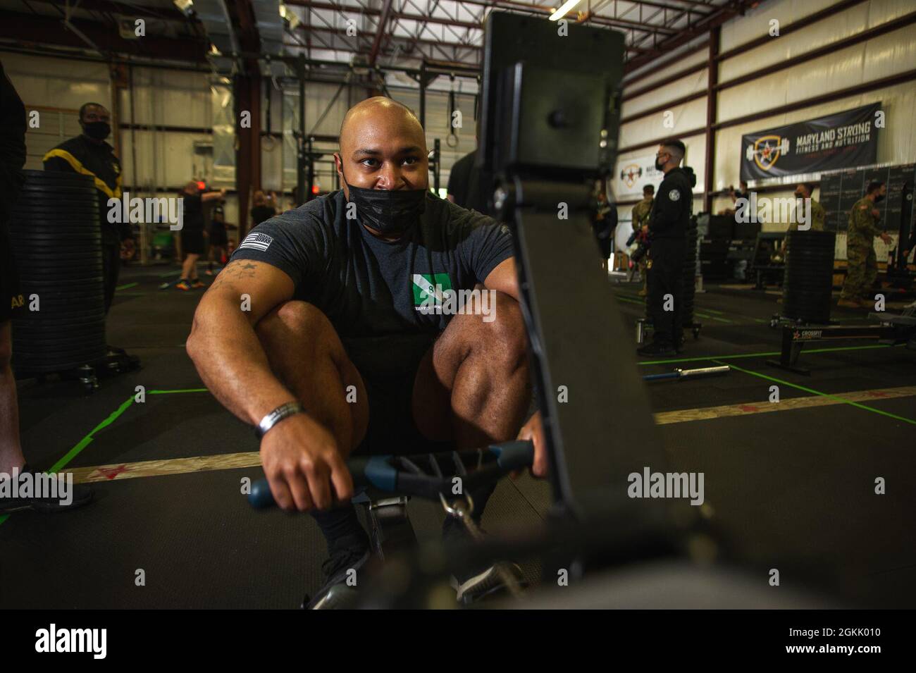 Un soldat de l'armée américaine participe au défi Hilda pendant la SPC. Hilda I. Clayton meilleure caméra de combat au CrossFit Glen Burnie à Odenton, Maryland, le 10 mai 2021. Le SPC. Hilda I. Clayton Best combat Camera Competition est un événement annuel organisé par la 55e compagnie de signal (combat Camera) ouvert à toutes les branches militaires et multinationales partenaires du COMCAM qui teste les compétences physiques, tactiques et techniques requises par les spécialistes de l'information visuelle. Banque D'Images