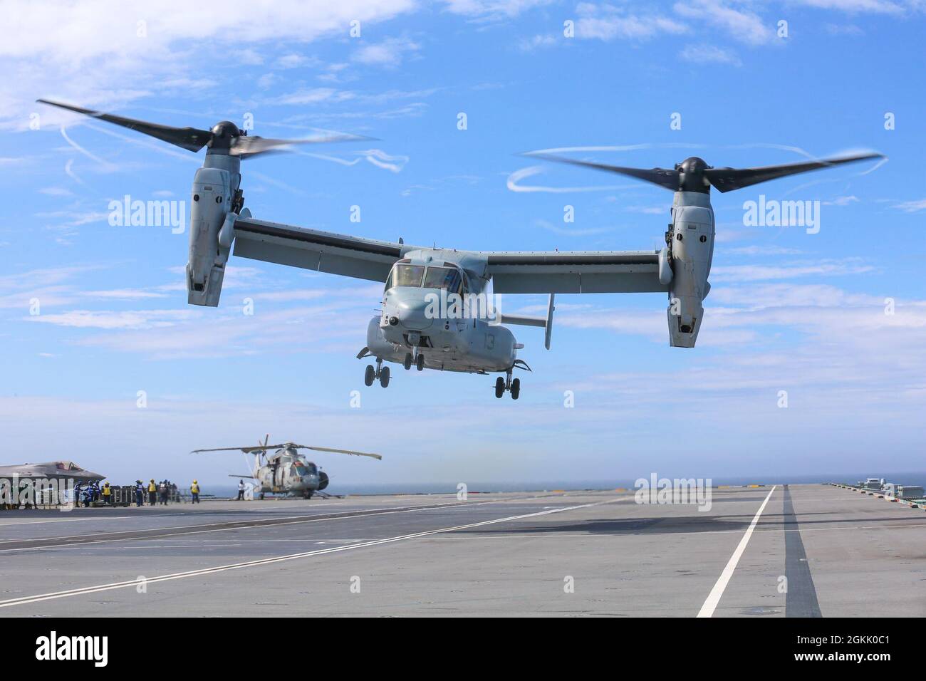 Un MV-22B Osprey avec la 24e unité expéditionnaire maritime, Iwo Jima Amphiobie Ready Group, sort de son navire Majesties Queen Elizabeth, en mer le 10 mai 2021. Le 24e MEU a transporté des Marines et de l'équipement affecté à l'escadron d'attaque de chasseurs maritimes 211, au Royaume-Uni Banque D'Images