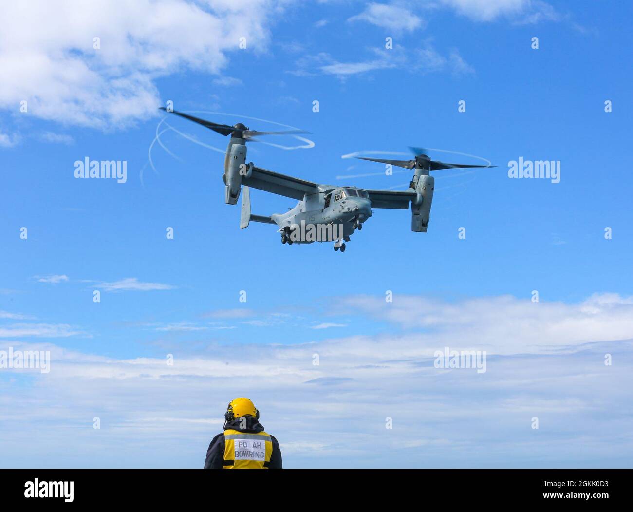 Un MV-22B Osprey avec la 24e unité expéditionnaire maritime, Iwo Jima Amphiobie Ready Group, sort de son navire Majesties Queen Elizabeth, en mer le 10 mai 2021. Le 24e MEU a transporté des Marines et de l'équipement affecté à l'escadron d'attaque de chasseurs maritimes 211, au Royaume-Uni Banque D'Images