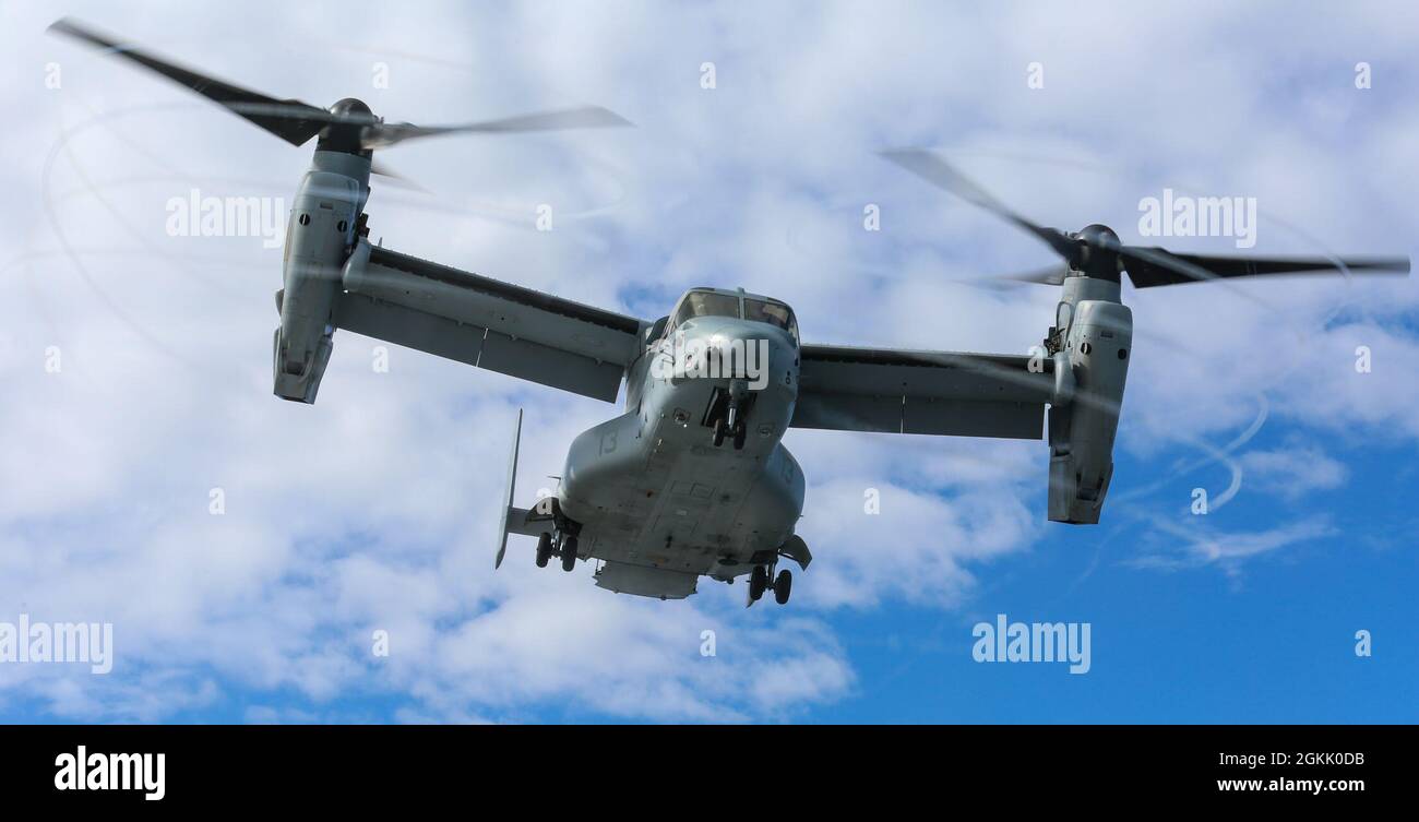 Un MV-22B Osprey avec la 24e unité expéditionnaire maritime, Iwo Jima Amphiobie Ready Group, sort de son navire Majesties Queen Elizabeth, en mer le 10 mai 2021. Le 24e MEU a transporté des Marines et de l'équipement affecté à l'escadron d'attaque de chasseurs maritimes 211, au Royaume-Uni Banque D'Images