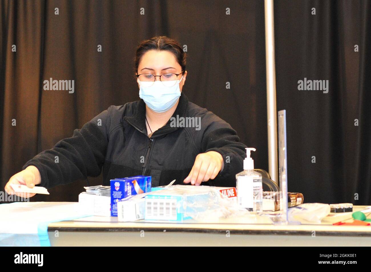 L'Hospitalman de la Marine américaine Danielle Mendez, affecté au Commandement de l'état de préparation médicale et de l'entraînement de la Marine, se prépare à administrer les vaccins COVID-19 aux membres de la communauté lors de la vaccination communautaire dirigée par l'État et appuyée par le gouvernement fédéral à l'ancienne Macy's, au Military Circle Mall à Norfolk, en Virginie, le 10 mai 2021. Le Commandement du Nord des États-Unis, par l'intermédiaire de l'Armée du Nord des États-Unis, demeure déterminé à fournir un soutien continu et souple du ministère de la Défense à l'Agence fédérale de gestion des urgences dans le cadre de la réponse pangouvernementale à la COVID 19. Banque D'Images