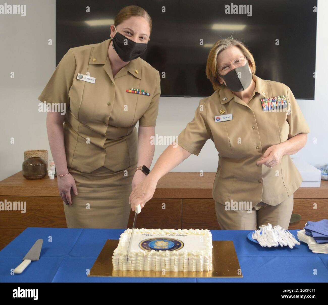 N Az866 0051 Activite De Soutien Naval Souda Bay Grece 10 Mai 21 Capt Denise Gechas Commandant Hopital Naval Des Etats Unis Sigonella A Droite Et Lt Cmdr Danielle Boriotta Directrice De Clinique Branche Health N Az866 0051 Activite De Soutien Naval Souda Bay Grece 10 Mai 21 Capt Denise Gechas Commandant Hopital Naval Des Etats Unis Sigonella A Droite Et Lt Cmdr Danielle Boriotta Directrice De Clinique Branche Health