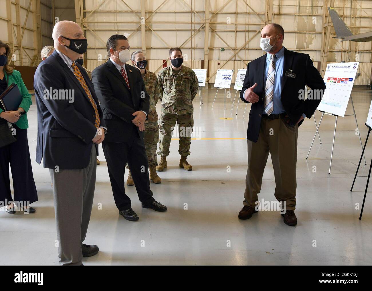 BASE AÉRIENNE DE ROBINS, Géorgie – Ben Stuart, directeur adjoint du 562e Escadron de maintenance des aéronefs, fait un mémoire au secrétaire intérimaire de la Force aérienne, John Roth, au sujet de la mission de soutien des aéronefs C-17 à la base aérienne de Robins, en Géorgie, le 10 mai 2021. Le 562nd AMM, qui fait partie du complexe de logistique aérienne de Warner Robins, effectue une maintenance programmée des dépôts sur les anciens avions afin d’assurer l’état de préparation de la Force aérienne pour l’avenir. Banque D'Images