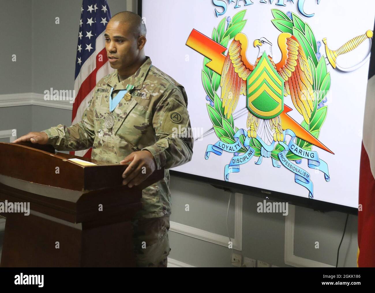 Sergent d'état-major Kenji Motonaga, un medic de combat et le non-officier en charge de la clinique médicale de troupe, parle lors de son induction du 10 mai 2021 au 1st Theatre Sustainability Command-U.S. Chapitre central de l'armée du Sgt. Audie Murphy Club au Camp Arifjan, Koweït. La SAMC est une organisation d'élite pour NCO, qui personnifie les idéaux de Murphy pour diriger du front et prendre des soldats. Banque D'Images