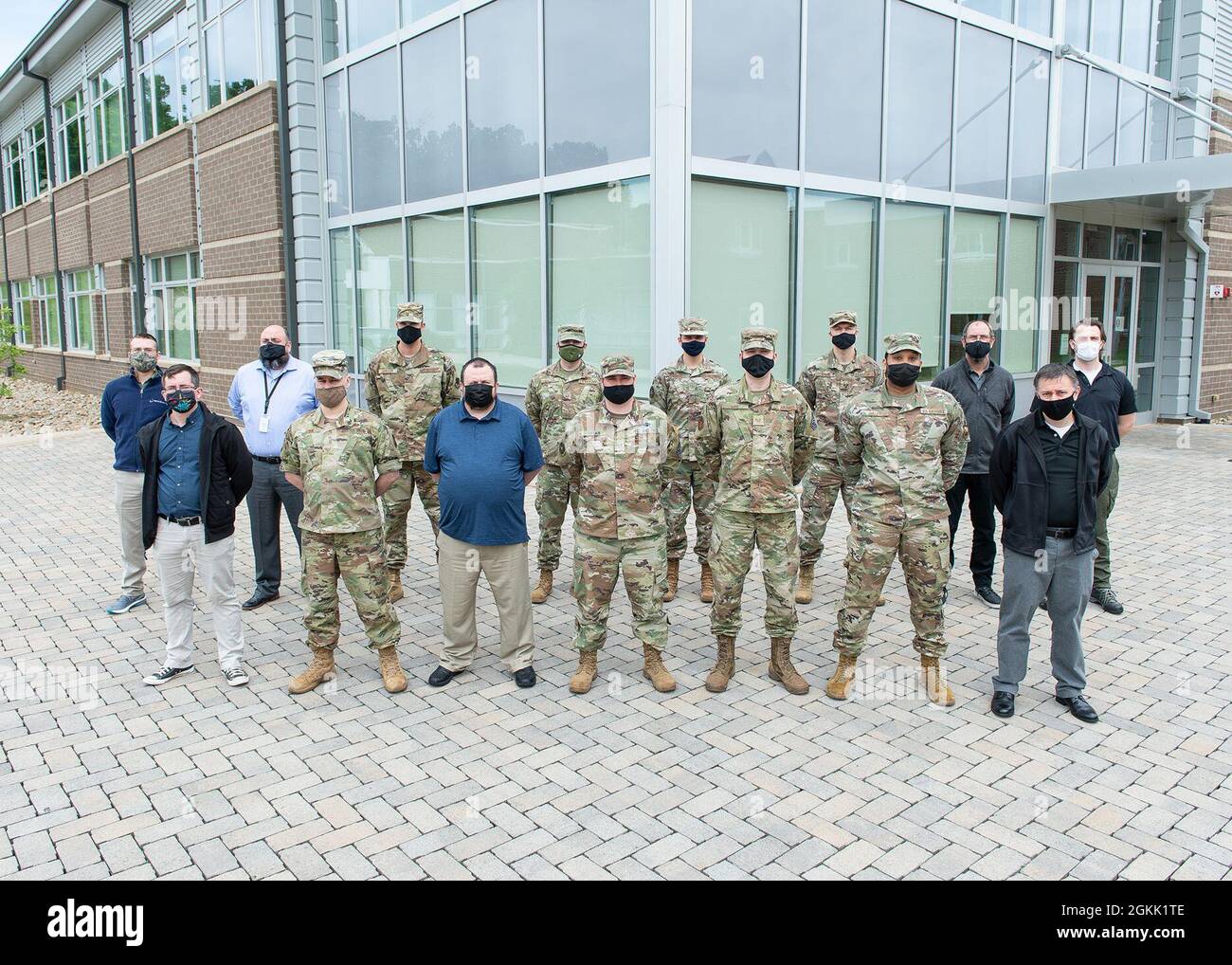 MCGHEE TYSON AIR NATIONAL GUARD BASE, Tennessee – étudiants inscrits au cours Cyber Protect and Defend course 21-3 Prenez une photo de classe, le 11 mai 2021, à l'I.G. Brown Training and Education Center dans l'est du Tennessee. La classe find le cours de six semaines de cette semaine et fait partie de la formation de l’équipe de défense de la mission de la Force aérienne pour l’ensemble de la force. Banque D'Images