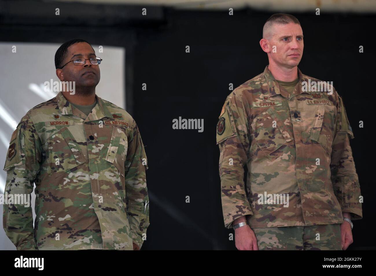 Le lieutenant-colonel Lamont C. Morrow de la U.S. Air Force, à gauche, 380e commandant du Groupe de soutien de mission expéditionnaire, Et le lieutenant-colonel Edmund T. Spivak, à droite, commandant sortant du 380e Escadron de génie civil expéditionnaire, se tiennent à l'attention pour la lecture de la décoration lors d'une cérémonie de passation de commandement à la base aérienne d'Al Dhafra, aux Émirats arabes Unis, le 11 mai 2021. Une médaille du service méritoire est remise aux membres des Forces armées des États-Unis qui se distinguent par une réalisation méritoire exceptionnelle. Banque D'Images