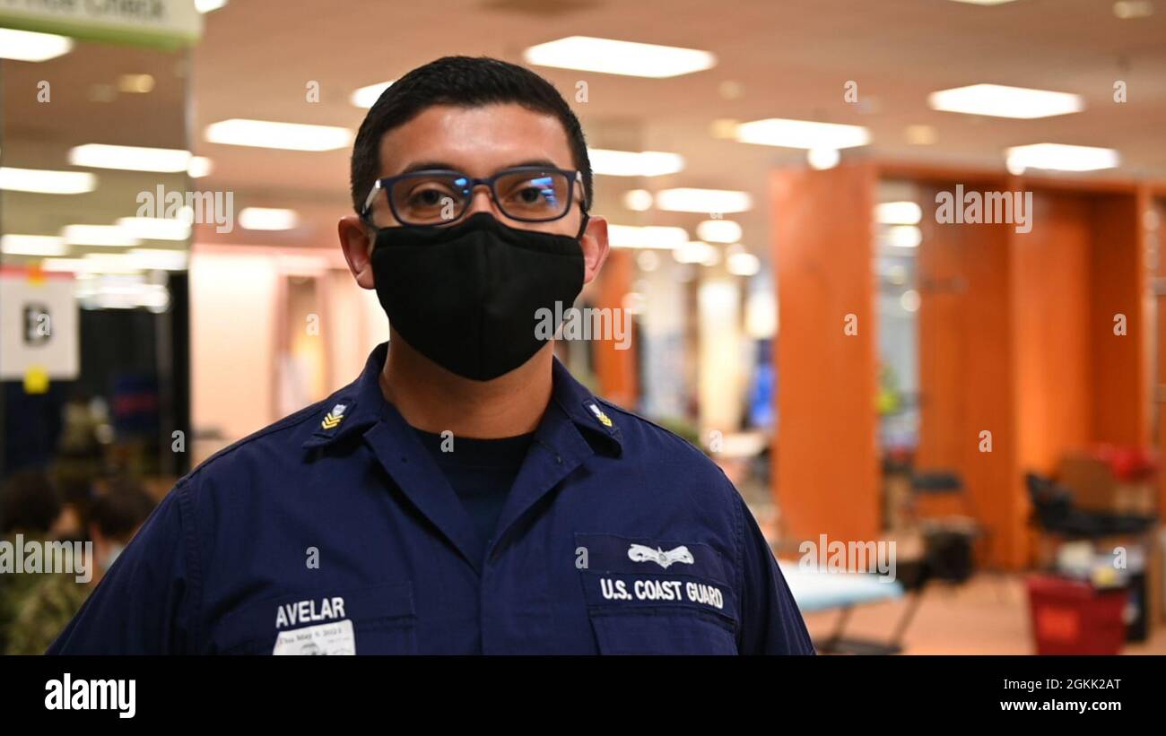 Walter Avelar, technicien de première classe de la Garde côtière des États-Unis, région de l'Atlantique, district 5, a été déployé pour appuyer le Centre de vaccination communautaire (CVC) de l'ancien Macy's au Military Circle Mall à Norfolk, en Virginie. Les membres du service participant à l'opération sont venus aider les membres de la communauté locale à recevoir un vaccin pour les protéger contre la COVID Banque D'Images