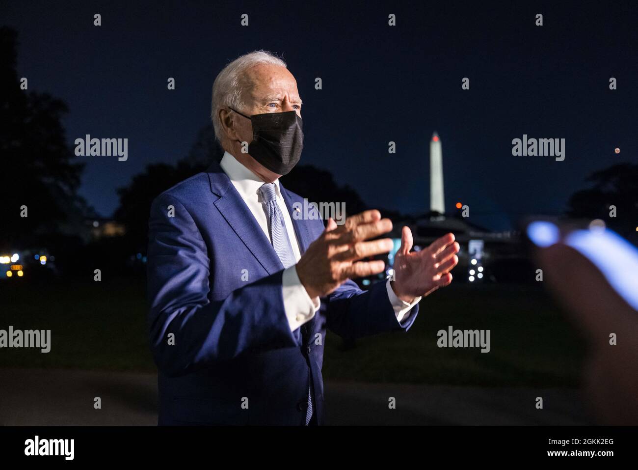 Washington, DC, Etats-Unis, 14 septembre 2021. LE président AMÉRICAIN Joe Biden parle brièvement aux médias de l'élection de rappel de Californie alors qu'il revient à la Maison Blanche après son premier swing sur la côte ouest en tant que président à Washington, DC, Etats-Unis, 14 septembre 2021. Banque D'Images