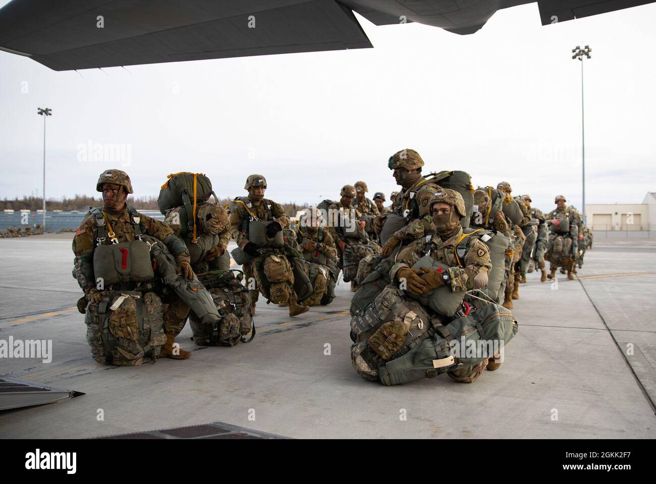 Des parachutistes de l'armée américaine affectés au 1er Bataillon (Airborne), 501e Régiment d'infanterie, embarquèrent un Hercules C-130 pour une opération d'entrée forcée conjointe (JFEO) le 11 mai 2021 pendant l'exercice Northern Edge 2021 (NE21). L'exercice du JFEO a impliqué plus de 400 parachutistes de l'armée américaine, et d'autres membres militaires de l'armée américaine, de la marine, de l'aviation et des Marines, et plus d'une douzaine d'aéronefs affectés à des escadrons partout aux États-Unis, y compris le CH-47s, et la US Air Force HC-130 Hercules , MC-130J Commando IIS, Et C-17 Globemaster IIIs. Formation réaliste de combat, comme JFEO, menée pendant Banque D'Images