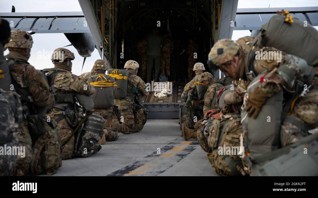 Les parachutistes de l'armée américaine affectés au 1er Bataillon (Airborne), 501e Régiment d'infanterie, se préparent à embarquer à bord d'un Hercules C-130 à la base interarmées Elmendorf-Richardson, le 11 mai 2021, avant une opération d'entrée forcée conjointe (JFEO) pendant l'exercice Northern Edge 2021. L'exercice du JFEO a impliqué plus de 400 parachutistes de l'armée américaine, et d'autres membres militaires de l'armée américaine, de la marine, de l'aviation et des Marines, et plus d'une douzaine d'aéronefs affectés à des escadrons partout aux États-Unis, y compris le CH-47s, et la US Air Force HC-130 Hercules , MC-130J Commando IIS, Et C-17 Globemaster IIIs. Guerre réaliste Banque D'Images