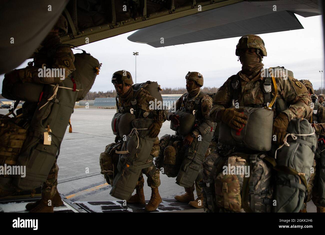 Des parachutistes de l'armée américaine affectés au 1er Bataillon (Airborne), 501e Régiment d'infanterie, embarquèrent un C-130 Hercules à la base interarmées Elmendorf-Richardson, le 11 mai 2021, à l'appui de l'opération d'entrée forcée conjointe dans le cadre de Northern Edge 2021. L'exercice JFEO a impliqué plus de 400 parachutistes de l'armée américaine, Et d'autres membres militaires de l'armée de terre, de la marine, de la Force aérienne et des Marines des États-Unis, et plus d'une douzaine d'aéronefs affectés à des escadrons à travers les États-Unis, y compris les CH-47, et la US Air Force HC-130 Hercules, MC-130J Commando IIS et C-17 Globemaster IIIs. Entraînement réaliste de combat, li Banque D'Images