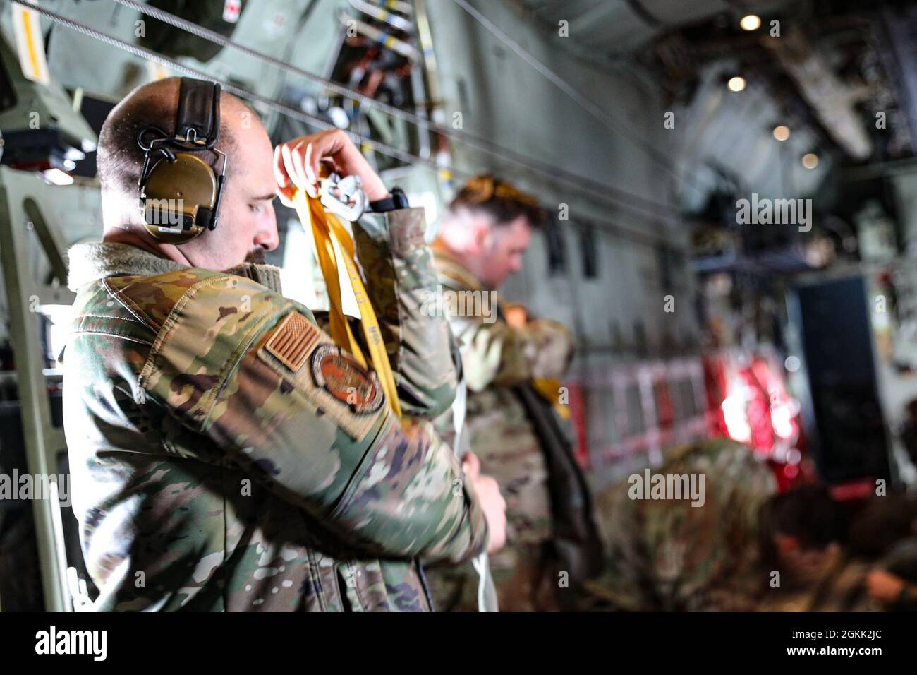 Les maîtres-sauteurs de l'armée américaine, avec la 4e équipe de combat de la Brigade d'infanterie (Airborne), la 25e division d'infanterie et les chargés de charge de la Force aérienne des États-Unis affectés au 9e Escadron des opérations spéciales, collectent des sacs de parachute et des cordes après que les parachutistes ont exécuté une opération d'entrée forcée conjointe (JFEO) le 11 mai 2021, pendant Northern Edge 2021 (NE21). L'exercice du JFEO a impliqué plus de 400 parachutistes de l'armée américaine, et d'autres membres militaires de l'armée américaine, de la marine, de l'armée de l'air et des Marines, et plus d'une douzaine d'aéronefs affectés à des escadrons partout aux États-Unis, y compris le CH-47 et le HC-130 Hercul de l'armée de l'air américaine Banque D'Images