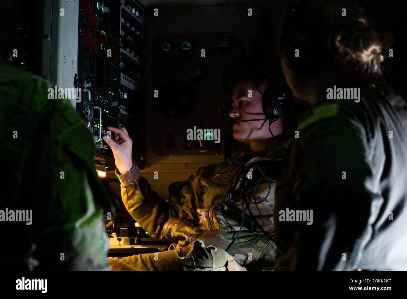 Le commandant principal Airman Naton Sallade, chargé de charge C-17 Globemaster III de la Force aérienne des États-Unis affecté au 517e Escadron de transport aérien, base interarmées Elmendorf-Richardson, vérifie les canaux de communication en route vers une zone de dépôt d'exercice d'entrée forcée conjointe pour Northern Edge 21 (NE21), le 11 mai 2021. L'exercice du JFEO a impliqué plus de 400 parachutistes de l'armée américaine, et d'autres membres militaires de l'armée américaine, de la marine, de l'aviation et des Marines, et plus d'une douzaine d'aéronefs affectés à des escadrons partout aux États-Unis, y compris le CH-47s, et la US Air Force HC-130 Hercules , MC-130J Commando IIS, Et C-17 Globemaster Banque D'Images