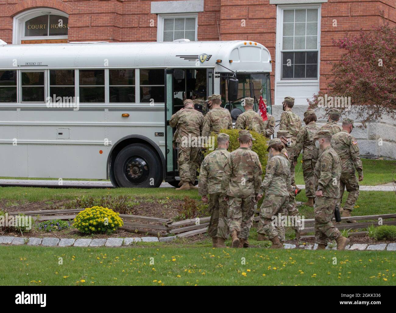 Des soldats américains du 1er Escadron, 172e Régiment de cavalerie, 86e équipe de combat de la Brigade d'infanterie (Mountain), Garde nationale du Vermont, quittent la cérémonie de déploiement, au parc Taylor, à St. Albans, dans la partie nord du pays, le 11 mai, 2021. Les soldats disent Au revoir à leur famille et à leurs amis lorsqu'ils partent pour un déploiement au Commandement de l'Europe des États-Unis. Banque D'Images