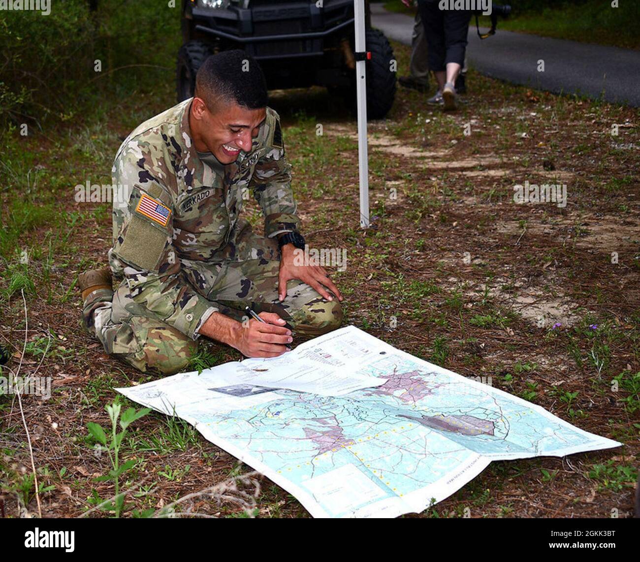 SPC. Christian Kerkado-Colon, policier militaire au dépôt militaire de Corpus Christi, Texas, regarde une carte le 11 mai au cours de l'un des 2021 meilleurs Warrior Competition du Centre d'excellence de l'aviation militaire des États-Unis à fort Rucker, Ala Kerkado a finalement été nommée Soldier de l'année de l'aviation militaire et du missile de l'armée américaine. Banque D'Images