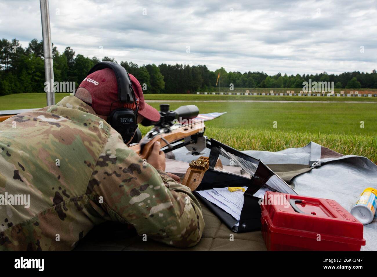 Membre de la Garde nationale de l'Indiana, Sgt. Brian Harder, membre de l'équipe nationale de tir de tous les gardes, tire une carabine de calibre 0,308 lors des championnats de chambrage de la côte est à Camp Butner, en Caroline du Nord Mai 11. Son équipe a pris la première place dans sa division, et il est l'un des trois membres de l'équipe All Guard qui va représenter les États-Unis aux Championnats du monde à longue portée en Afrique du Sud. Banque D'Images