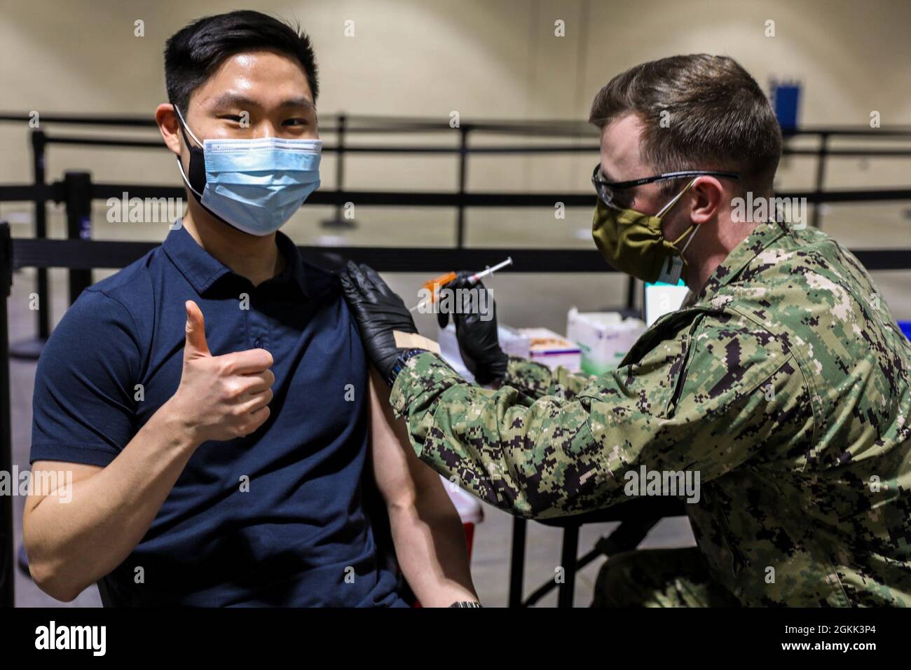 Armée américaine 2e lieutenant Charlson RO, un officier de renseignement militaire coréen-américain et étudiant du Massachusetts Institute of Technology, originaire de Dededo, Guam, reçoit sa deuxième vaccination COVID-19 de la U.S. Navy Petty Officer 3e classe David Lamison, un responsable d'hôpital affecté à la clinique Boone, Portsmouth, Virginie, Au Centre communautaire de vaccination du Centre de congrès Hynes de Boston, le 11 mai 2021. Des membres du service américain de partout au pays sont déployés à l'appui des opérations fédérales d'intervention en cas de vaccination du ministère de la Défense. U.S. Northern Command, par l'intermédiaire de l'armée américaine North Banque D'Images