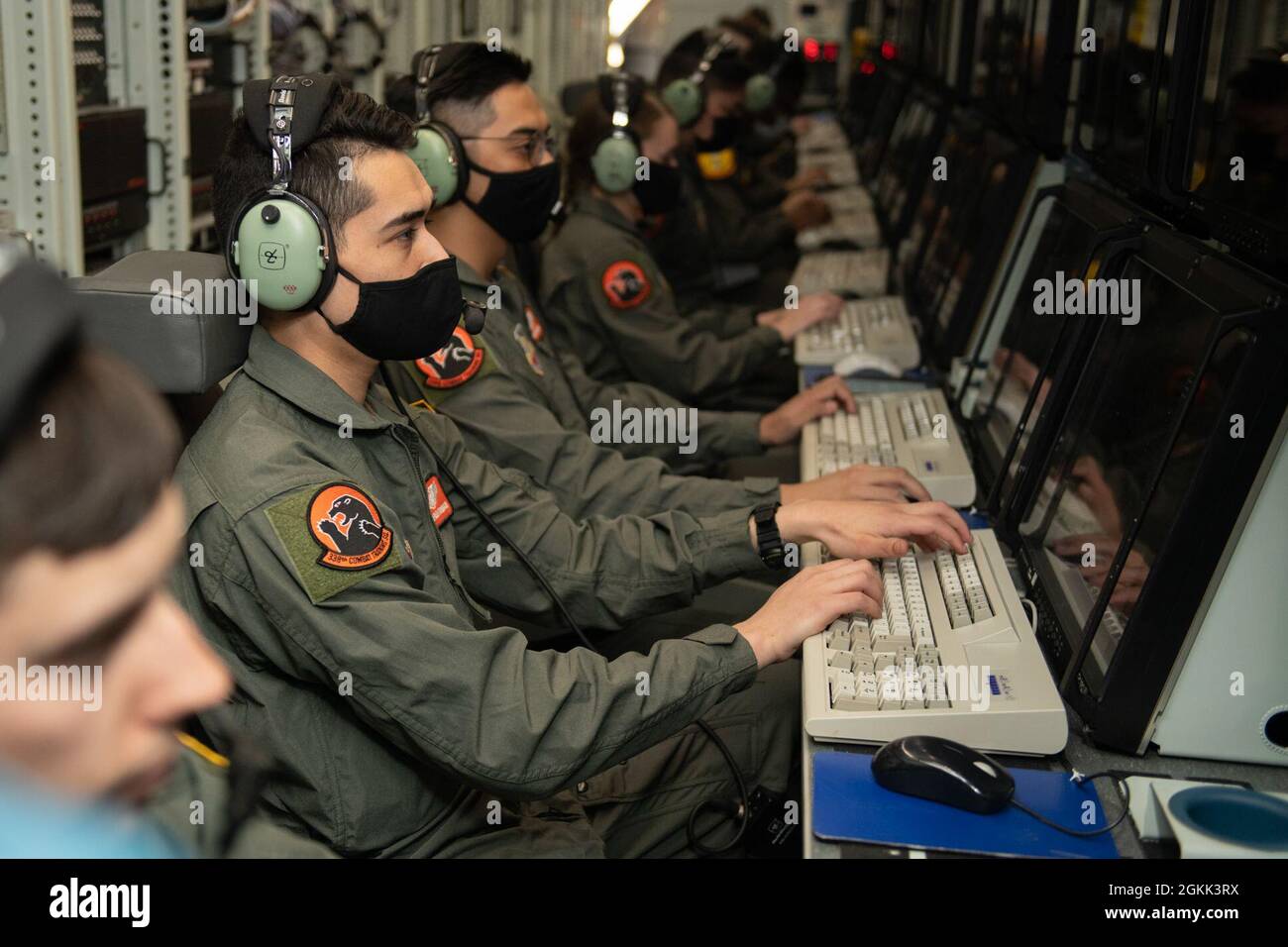 Des aviateurs du 97e Escadron du renseignement et du 338e Escadron d’entraînement au combat posent pour des photos sur un joint Rivet RC-135 à l’aéroport Lincoln, ONÉ, le 11 mai 2021. Banque D'Images