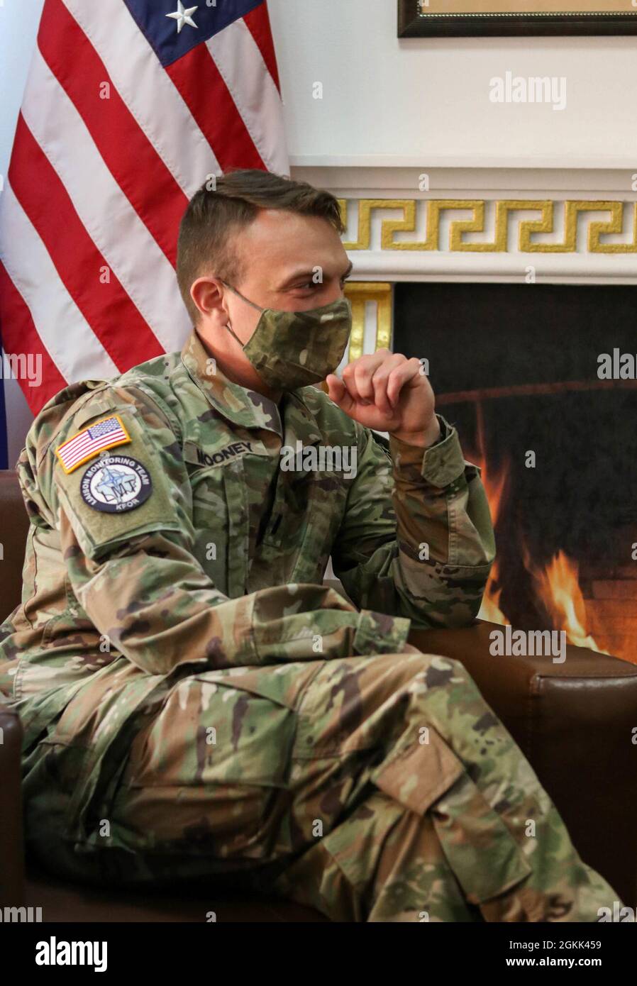 Le premier lieutenant Parker Mooney, chef de l'équipe de surveillance de liaison (zone de responsabilité centrale), écoute le directeur régional de la police du Kosovo lors d'une réunion à Pristina/Prishtine (Kosovo), le 5 mai 2021. Les deux ont discuté des priorités du directeur pour la force, qui comprennent les efforts visant à pratiquer des services de police plus proactifs et à favoriser des relations plus solides avec leurs collectivités. Banque D'Images