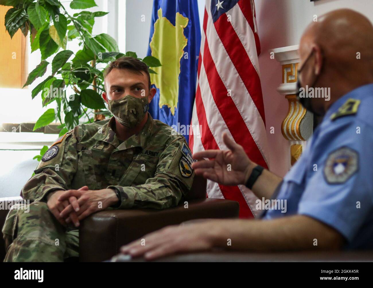 Le premier lieutenant Parker Mooney, chef de l'équipe de surveillance de liaison (zone de responsabilité centrale), s'entretient avec le colonel Fahredin Verboci, directeur régional de la police du Kosovo, lors d'une réunion à Pristina/Prishtinë (Kosovo), le 5 mai 2021. Les deux ont discuté des priorités du directeur pour la force, qui comprennent les efforts visant à pratiquer des services de police plus proactifs et à favoriser des relations plus solides avec leurs collectivités. Banque D'Images