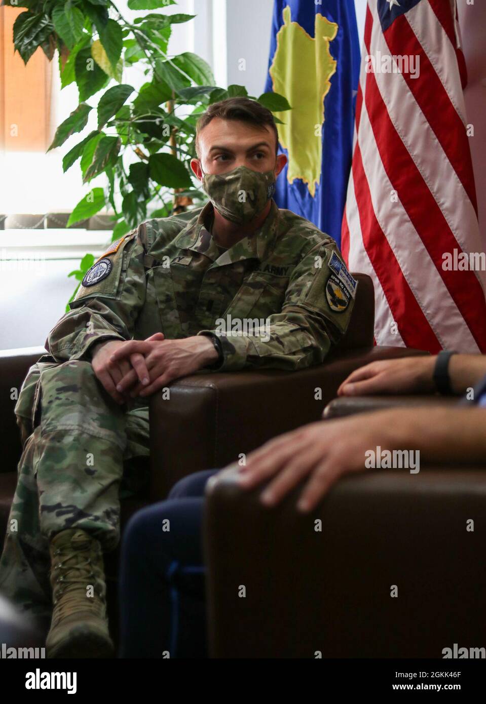 Le premier lieutenant Parker Mooney, chef de l'équipe de surveillance de liaison (zone de responsabilité centrale), écoute le directeur régional de la police du Kosovo lors d'une réunion à Pristina/Prishtinë (Kosovo), le 5 mai 2021. Les deux ont discuté des priorités du directeur pour la force, qui comprennent les efforts visant à pratiquer des services de police plus proactifs et à favoriser des relations plus solides avec leurs collectivités. Banque D'Images