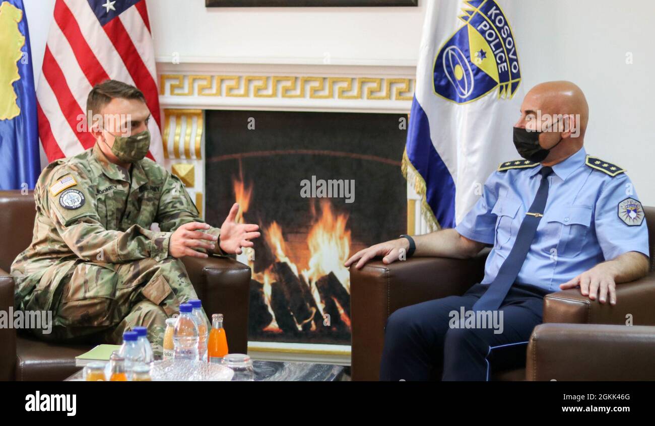 Le premier lieutenant Parker Mooney, chef de l'équipe de surveillance de liaison (zone de responsabilité centrale), s'entretient avec le colonel Fahredin Verboci, directeur régional de la police du Kosovo, lors d'une réunion à Pristina/Prishtinë (Kosovo), le 5 mai 2021. Les deux ont discuté des priorités du directeur pour la force, qui comprennent les efforts visant à pratiquer des services de police plus proactifs et à favoriser des relations plus solides avec leurs collectivités. Banque D'Images